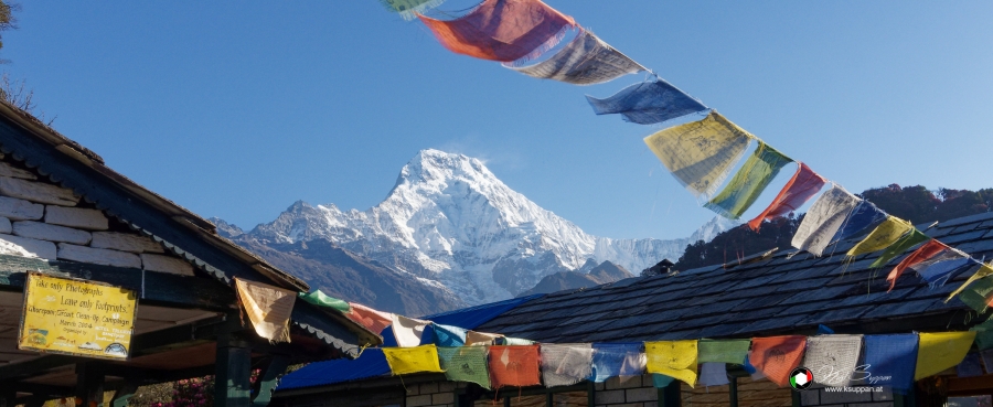 Gebetsfahnen - im Hintergrund Annapurna South